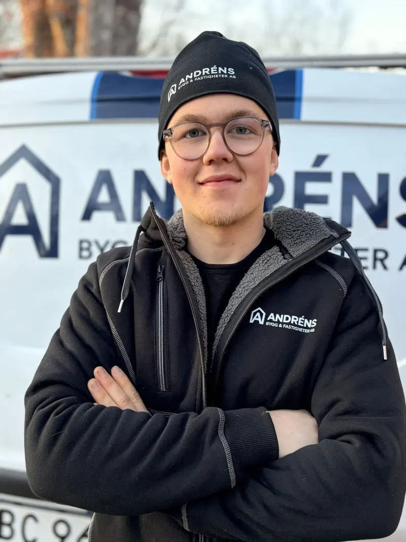 VD på Andréns Bygg & Fastigheter framför företagets bil