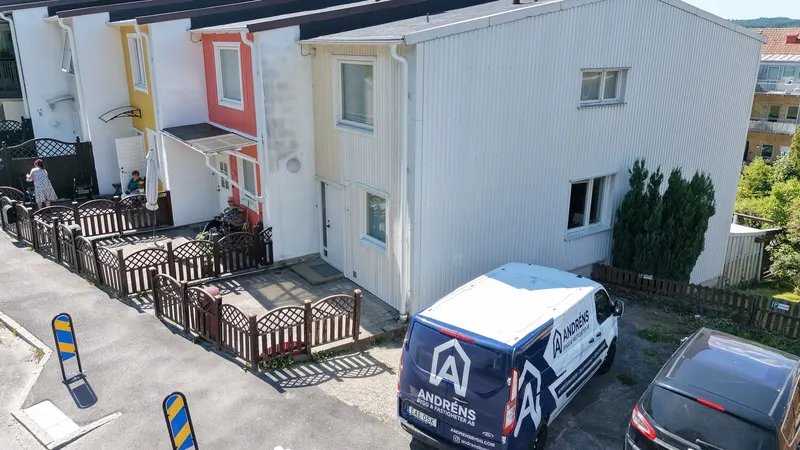 Radhuslänga med byggnadsställning och Andréns bil, sett ovanifrån