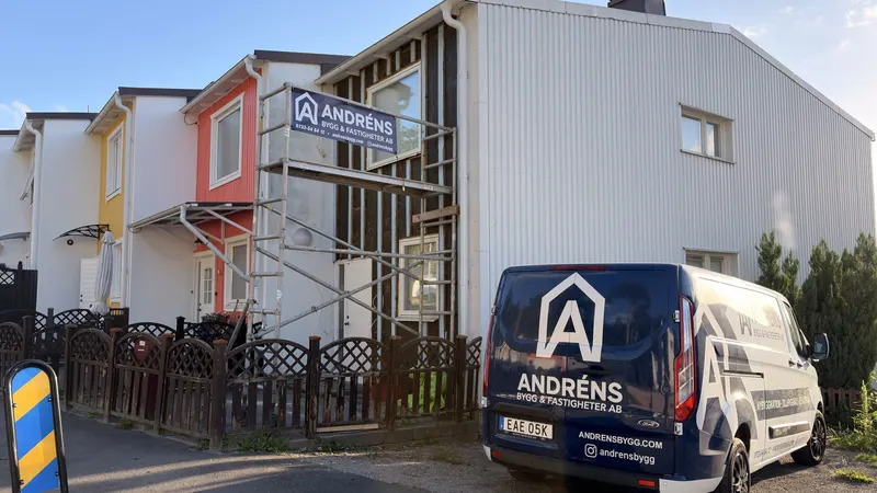Fasadbyte på radhus med Andréns servicebil framför
